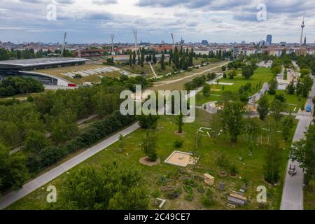 Berlino, Germania. 24 Giugno 2020. Il prato nella parte nuova (r) di Mauerpark è molto più verde della parte vecchia. L'area commerciale vicino a Mauerpark è stata trasformata in un parco, raddoppiando così l'area del parco. L'espansione di Mauerpark aprirà il 26.06.2020.(vista aerea con un drone) Credit: Christophe Gateau/dpa/Alamy Live News Foto Stock