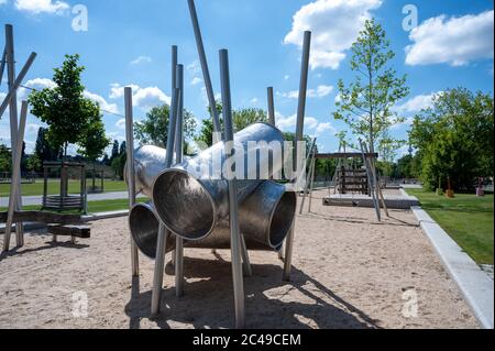 Berlino, Germania. 24 Giugno 2020. Nella parte nuova del Mauerpark è presente un parco giochi. L'area commerciale accanto al Mauerpark è stata trasformata in un parco, raddoppiando così l'area del parco. L'espansione di Mauerpark sarà inaugurata il 26.06.2020. Credit: Christophe Gateau/dpa/Alamy Live News Foto Stock