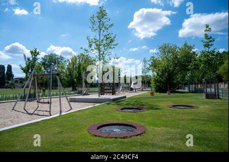 Berlino, Germania. 24 Giugno 2020. Nella parte nuova del Mauerpark è presente un parco giochi. L'area commerciale accanto al Mauerpark è stata trasformata in un parco, raddoppiando così l'area del parco. L'espansione di Mauerpark sarà inaugurata il 26.06.2020. Credit: Christophe Gateau/dpa/Alamy Live News Foto Stock