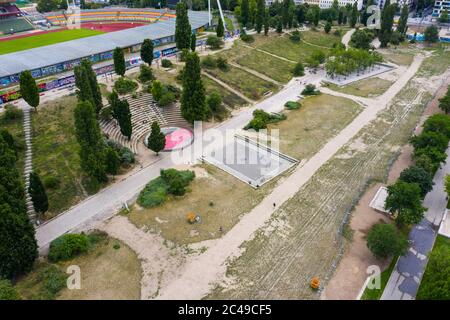 Berlino, Germania. 24 Giugno 2020. Nella parte vecchia del Mauerpark si trova l'anfiteatro e un campo da pallacanestro. L'area commerciale accanto al Mauerpark è stata trasformata in un parco, raddoppiando così l'area del parco. L'estensione di Mauerpark sarà aperta il 26.06.2020. (Vista aerea con un drone) Credit: Christophe Gateau/dpa/Alamy Live News Foto Stock