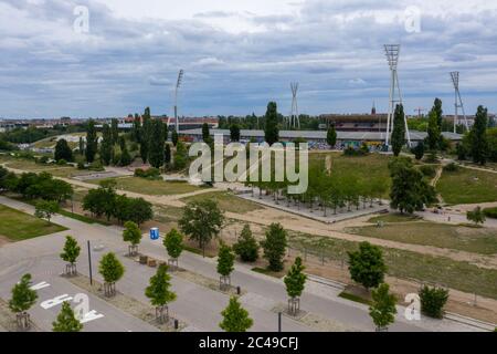 Berlino, Germania. 24 Giugno 2020. Dietro la nuova area mercato delle pulci di Mauerpark, si può vedere la parte vecchia del parco e lo stadio. L'area commerciale accanto al Mauerpark è stata trasformata in un parco, raddoppiando così l'area del parco. L'espansione di Mauerpark aprirà il 26.06.2020.(vista aerea con un drone) Credit: Christophe Gateau/dpa/Alamy Live News Foto Stock