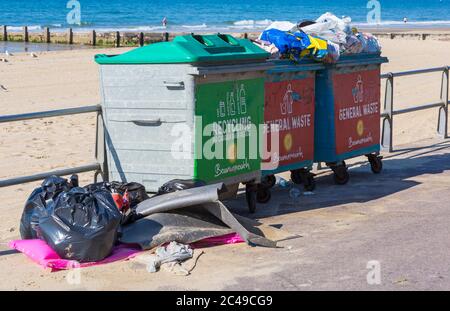 Bournemouth, Dorset Regno Unito. 25 giugno 2020. Meteo del Regno Unito: La mattina dopo il giorno prima mostra le conseguenze delle spiagge affollate di Bournemouth a causa dell'ondata di caldo con rifiuti dappertutto e tende sulle spiagge. Il consiglio del BCP cerca di tenersi al passo e i lavoratori del consiglio sono fuori a raccogliere rifiuti dalle spiagge, ma con un'altra giornata calda probabilmente sarà più lo stesso, con la folla che affluisce sulle spiagge nonostante un appello del consiglio per i visitatori di stare lontani, poiché il distanziamento sociale è un problema con le spiagge così affollate. Crediti: Carolyn Jenkins/Alamy Live News Foto Stock