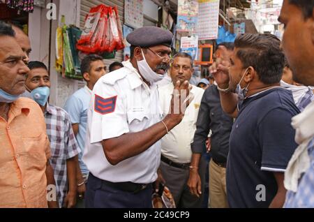 Beawar, Rajasthan, India, 24 giugno 2020: I negozianti hanno chiuso i loro negozi per protestare contro la polizia dopo un comportamento errato da parte di un poliziotto durante una marcia di bandiera sulla pandemia di coronavirus, in mezzo alla chiusura della COVID-19 a livello nazionale, a Pali Bazar a Beawar. Credit: Sumit Saraswat/Alamy Live News Foto Stock