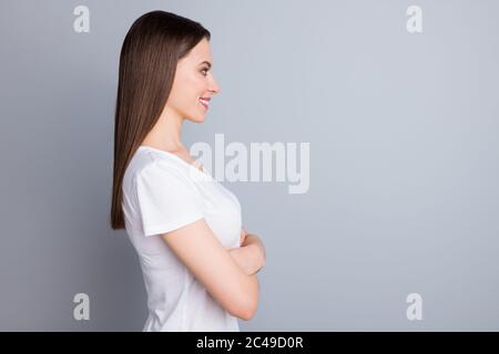 Profilo foto di attraente signora braccia incrociate bossy persona self-confident azienda rappresentante aspetto lato vuoto spazio indossare casual bianco t. Foto Stock