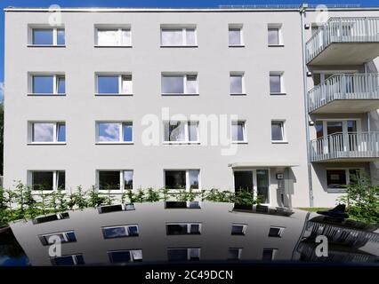 25 giugno 2020, Sassonia, Dresda: Il blocco di appartamenti si riflette nel tetto della vettura aziendale del Ministro per lo sviluppo strutturale, le aree rurali e l'edilizia in Sassonia, sul punto di apertura di 22 appartamenti di nuova costruzione. Oggi, il comune Dresdner Wohnungsbaugesellschaft Wohnen a Dresda (WID) ha assunto il primo edificio residenziale finanziato con sovvenzioni dello Stato libero. Le 22 unità di alloggi sociali di nuova costruzione sono state sovvenzionate con 1.04 milioni di euro dalla direttiva del libero Stato di Sassonia "Gebundener Mietwohnraum" (alloggi in locazione vincolati). Ciò significa che WID sta iniziando a. Foto Stock