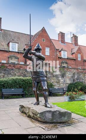 Statua in bronzo di Sir Henry ercy conosciuta anche come Harry Hotspur presso il giardino commemorativo, Pottersgate, Alnwick, Northumberland, Regno Unito dallo scultore locale Keith M. Foto Stock