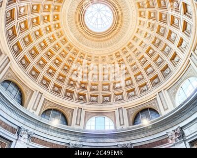 CITTÀ DEL VATICANO - 07 MAGGIO 2019: Soffitto dorato della cupola della Basilica di San Pietro in Vaticano, Roma, Italia. Foto Stock