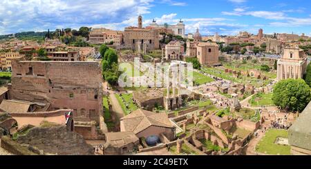 Foro Romano, Foro Romano Latino e Campidoglio. Il cenre più importante dell'antica Roma, Italia. Scatto panoramico. Foto Stock