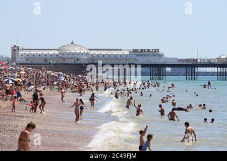 La gente gode del caldo tempo sulla spiaggia di Brighton come Giovedi potrebbe essere il giorno più caldo del Regno Unito dell'anno con le temperature brucianti previste per aumentare ancora più ulteriormente. Foto Stock