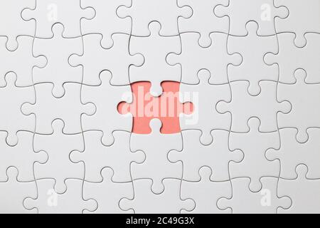 Set di pezzi di puzzle bianchi e ultimo pezzo Foto Stock