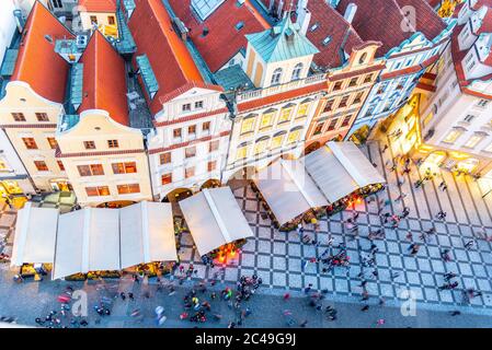 PRAGA - 26 SETTEMBRE 2019: Vista aerea delle case storiche in Piazza della Città Vecchia con tende ristorante giardino e molti turisti. Edifici residenziali colorati con tetti rossi. Praga, Repubblica Ceca. Foto Stock