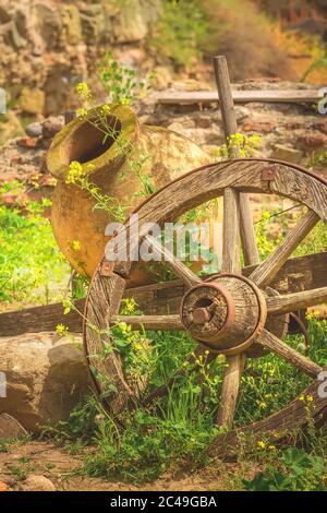 Vecchia grande caraffa georgiana di vino, anfora qvevri di argilla e ruota cart, Georgia Foto Stock