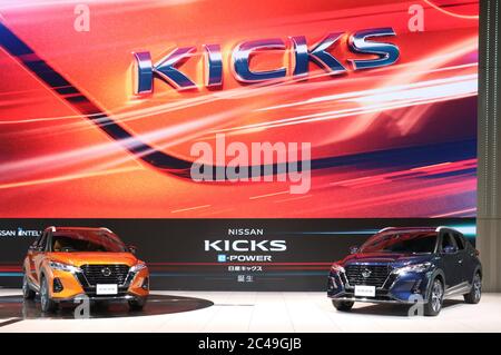 Yokohama, Giappone. 25 Giugno 2020. Il gigante automobilistico giapponese Nissan Motor presenta il nuovo veicolo compatto "Kicks" allo showroom dell'azienda a Yokohama, nella periferia di Tokyo, giovedì 25 giugno 2020. Il Kicks ha un sistema di trasmissione e-Power che è dotato di un motore elettrico aziona le ruote anteriori, mentre un motore a benzina genera elettricità per il motore. Credit: Yoshio Tsunoda/AFLO/Alamy Live News Foto Stock