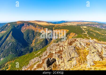 Montagna Studnicni e Valle Gigante, ceco: Obri dul, il giorno di sole autunnale a Krkonose - Montagne Giganti, Repubblica Ceca. Vista dal punto panoramico sul monte Snezka. Foto Stock