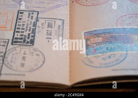 Closeup di un passaporto aperto con visto e diversi timbri Foto Stock