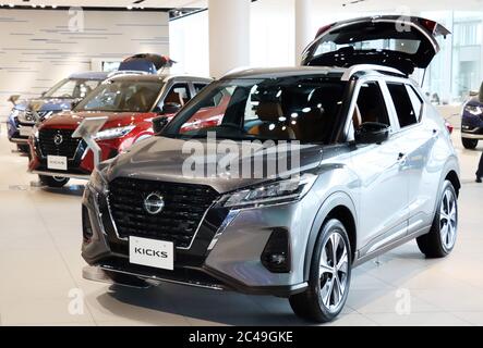 Yokohama, Giappone. 25 Giugno 2020. Il gigante automobilistico giapponese Nissan Motor presenta il nuovo veicolo compatto "Kicks" allo showroom dell'azienda a Yokohama, nella periferia di Tokyo, giovedì 25 giugno 2020. Il Kicks ha un sistema di trasmissione e-Power che è dotato di un motore elettrico aziona le ruote anteriori, mentre un motore a benzina genera elettricità per il motore. Credit: Yoshio Tsunoda/AFLO/Alamy Live News Foto Stock