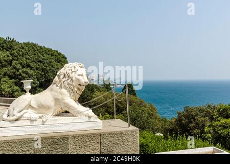 Scultura di un leone nel Parco di Vorontsov, Alupka, Crimea Foto Stock
