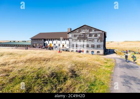 Turisti a Lucni Bouda in sole giornate autunnali nelle montagne Giganti, Parco Nazionale di Krkonose, Repubblica Ceca. Foto Stock