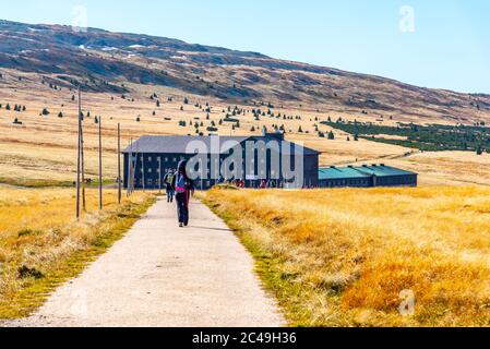 Turisti a Lucni Bouda in sole giornate autunnali nelle montagne Giganti, Parco Nazionale di Krkonose, Repubblica Ceca. Foto Stock