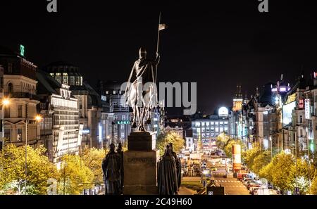 Statua equestre in bronzo di San Venceslao in Piazza Venceslao a Praga di notte, Repubblica Ceca. Vista dal lato posteriore. Foto Stock