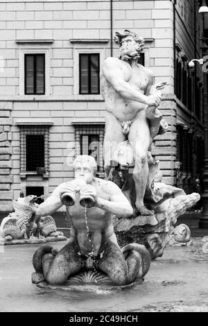 Vista dettagliata della scultura principale della Fontana del Moro, o Fontana del Moro, in Piazza Navona, Roma, Italia. Immagine in bianco e nero. Foto Stock