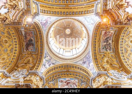 ROMA, ITALIA - 05 MAGGIO 2019: Il pittoresco soffitto della basilica di San Carlo al corso a Roma. Foto Stock