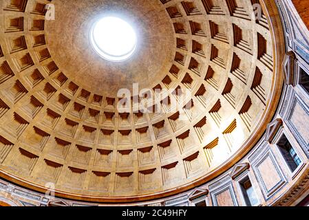 Soffitto monumentale del Pantheon - chiesa e ex tempio romano, Roma, Italia. Foto Stock