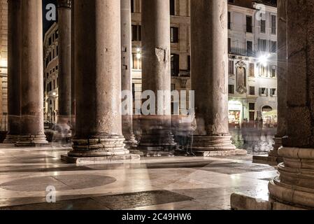 Colonne del Pantheon di notte, Roma, Italia. Foto Stock