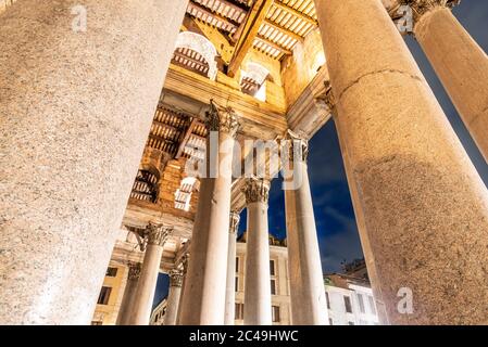 Colonne del Pantheon di notte, Roma, Italia. Foto Stock