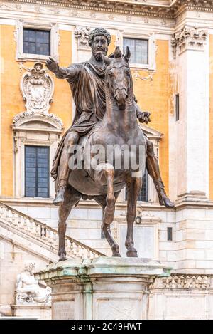 Statua equestre dell'imperatore Marco Aurelio su Piazza del Campidoglio, Campidoglio, Roma, Italia. Foto Stock