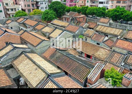 Dongguan. 24 Giugno 2020. Foto aerea scattata il 24 giugno 2020 mostra la Fortezza del villaggio di Nishui Liugui nella cittadina di Humen della città di Dongguan, nella provincia di Guangdong, nella Cina meridionale. Nishui Liugui Village Fortezza, un villaggio a forma di tartaruga che un tempo funzionava come una fortezza militare, ha una storia di più di 370 anni. Coprendo un'area di 6,889 metri quadrati e circondato da un fossato largo 18 metri, il villaggio dall'aria sembra una tartaruga che nuotano a monte. Credit: Liu Dawei/Xinhua/Alamy Live News Foto Stock