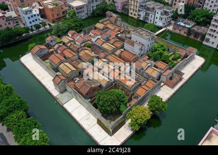 Dongguan. 24 Giugno 2020. Foto aerea scattata il 24 giugno 2020 mostra la Fortezza del villaggio di Nishui Liugui nella cittadina di Humen della città di Dongguan, nella provincia di Guangdong, nella Cina meridionale. Nishui Liugui Village Fortezza, un villaggio a forma di tartaruga che un tempo funzionava come una fortezza militare, ha una storia di più di 370 anni. Coprendo un'area di 6,889 metri quadrati e circondato da un fossato largo 18 metri, il villaggio dall'aria sembra una tartaruga che nuotano a monte. Credit: Liu Dawei/Xinhua/Alamy Live News Foto Stock