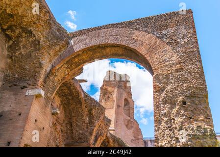 Vista dal basso degli archi delle antiche rovine sul Colle Palatino. Foto Stock