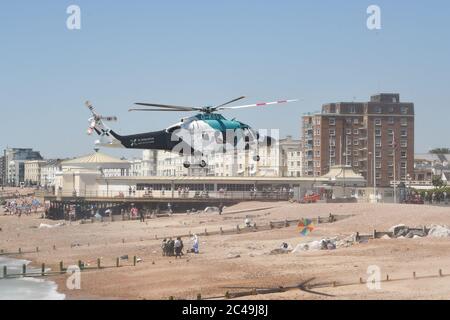 Worthing UK 25 giugno 2020 - un Air Ambulance atterra oggi sulla spiaggia di Worthing, in quanto assiste a un incidente con i servizi di emergenza. La polizia ha detto che una donna creduto essere nei suoi 50 è morto dopo aver subito un incidente medico sulla spiaggia: Credit Simon Dack / Alamy Live News Foto Stock