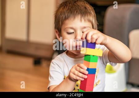 POZNAN, POLONIA - 30 maggio 2020: Giovane ragazzo caucasico polacco di due anni che crea una torre con blocchi Lego Duplo in una stanza Foto Stock