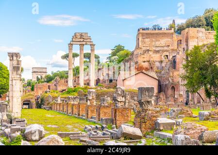 Antiche rovine della Basilica di Giulia e del Tempio di Castor e Pollux nel Foro Romano, Roma, Italia. Foto Stock