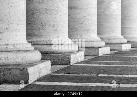 Fila di colonne in travertino bianche. Colonnato di Piazza San Pietro nella Città del Vaticano. Immagine in bianco e nero. Foto Stock