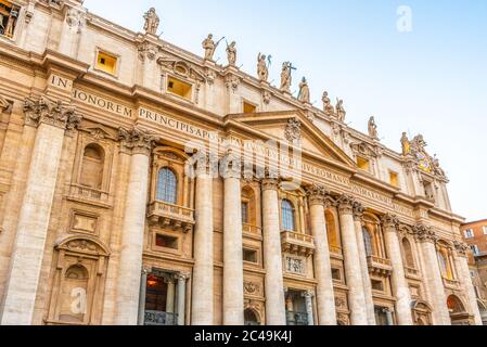 Basilica di San Pietro - ingresso principale da Piazza San Pietro. Città del Vaticano. Foto Stock