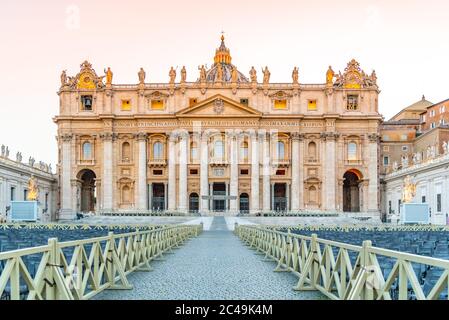 Basilica di San Pietro - ingresso principale da Piazza San Pietro. Città del Vaticano. Foto Stock