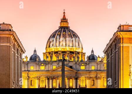 Cupola della Basilica di San Pietro nella Città del Vaticano, Roma, Italia. Illuminato di notte. Foto Stock