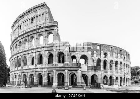 Colosseo o Colosseo. Alba mattutina presso l'enorme anfiteatro romano, Roma, Italia. Immagine in bianco e nero. Foto Stock