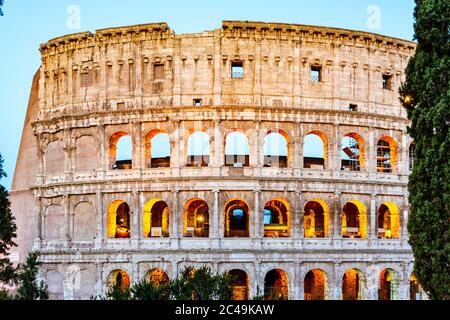 Colosseo o Colosseo. Enorme anfiteatro romano illuminato al mattino presto, Roma, Italia. Foto Stock