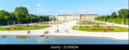 VIENNA, AUSTRIA - 23 LUGLIO 2019: Palazzo Schonbrunn, tedesco: Schloss Schonbrunn, e Gran Parterre - Giardino Francese con bellissimi letti fioriti, Vienna, Austria Foto Stock