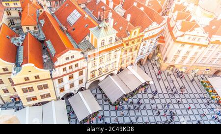 PRAGA - 26 SETTEMBRE 2019: Vista aerea delle case storiche in Piazza della Città Vecchia con tende ristorante giardino e molti turisti. Edifici residenziali colorati con tetti rossi. Praga, Repubblica Ceca. Foto Stock