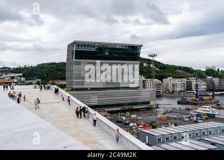 Oslo, Norvegia - 11 agosto 2019: Vista esterna del Teatro dell'Opera e del Museo Munch di Oslo. Edificio nuovo e moderno progettato dagli architetti Snohetta. Foto Stock