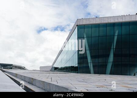 Oslo, Norvegia - 11 agosto 2019: Vista esterna del Teatro dell'Opera di Oslo. Edificio nuovo e moderno progettato dagli architetti Snohetta. E' il Teatro Nazionale Foto Stock