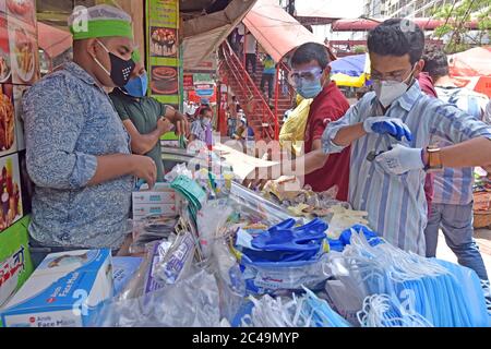 Dhaka, Bangladesh. 25 Giugno 2020. La gente compra le maschere facciali e i prodotti sanitari dai venditori di strada in mezzo all'epidemia di COVID-19 a Dhaka, Bangladesh, il 25 giugno 2020. Credit: Sr/Xinhua/Alamy Live News Foto Stock