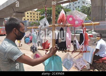 Dhaka, Bangladesh. 25 Giugno 2020. Un fornitore vende maschere facciali in una stalla stradale in mezzo all'epidemia di COVID-19 a Dhaka, Bangladesh, il 25 giugno 2020. Credit: Sr/Xinhua/Alamy Live News Foto Stock