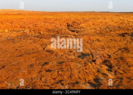 Terra vulcanica rosso-marrone con un'alta concentrazione di ossido di ferro nella zona geotermica di Dallol, depressione di Danakil, triangolo di Afar, Etiopia Foto Stock