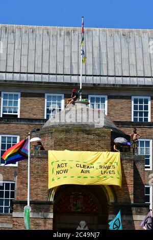 Bristol, Regno Unito. 25 Giugno 2020. 25 giugno 2020. Extincition Rebellion salita torre del Municipio di Bristol su aria pulita esigente Bristol City Council adottare uno stratagyclero aria pulita a tutte le aree di Bristol entro aprile 2021.They ha detto che non stanno scendendo. Credito immagine: Robert Timoney/Alamy Live News Foto Stock